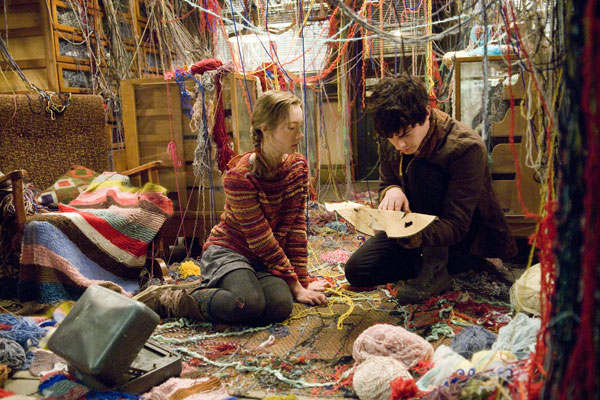 Les deux héros en train de découvrir ce que cache la boîte des Bâtisseurs