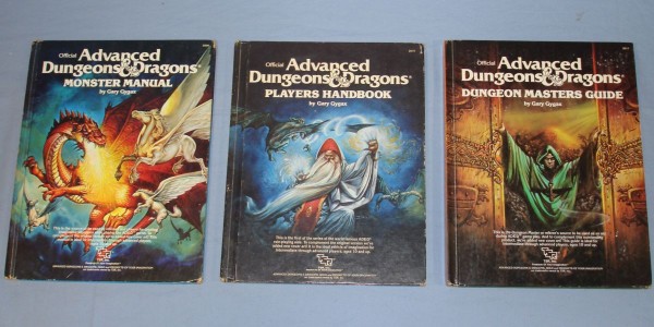 Les trois manuels de bases pour la première édition d'AD&D, par Gary Gygax