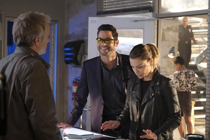 Lucifer jouant avec des lunettes dans le labo