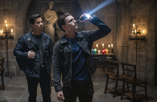 Les deux chasseurs de trésors en quête d'indices